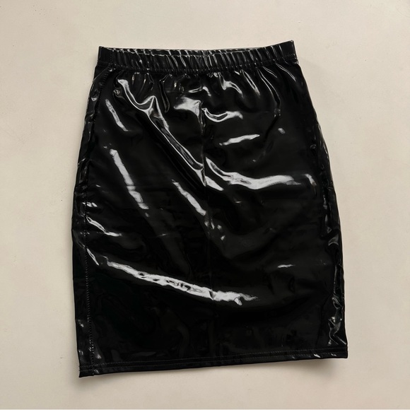 SOLD - PrettyLittleThing Black Latex High Waisted Mini Skirt Size 2 - Picture 2 of 5